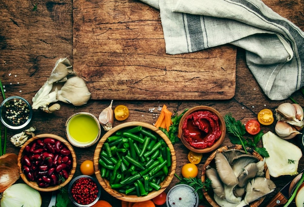Składniki na stole: zioła, warzywa i przyprawy