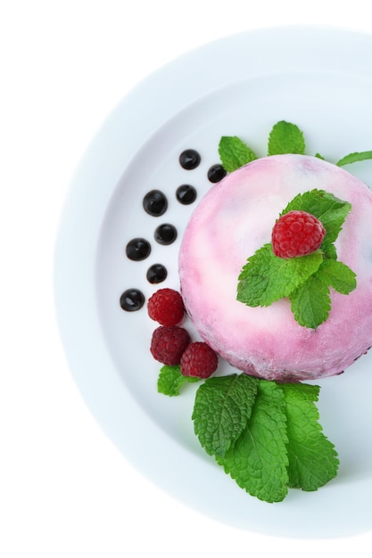 Deser na talerzu z owocami