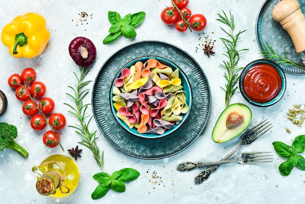 Talerz z kolorowym daniem, widok z góry